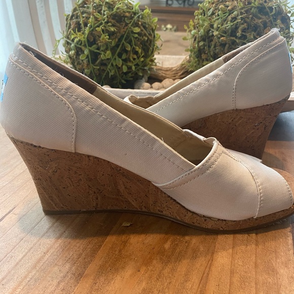 Tom’s wedge sandals - size 10 wide - Picture 10 of 12